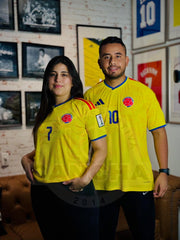 CAMISETA COLOMBIA LOCAL CON PARCHES 2026
