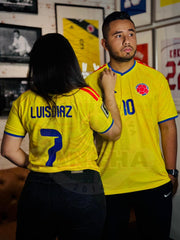 CAMISETA COLOMBIA LOCAL CON PARCHES 2026