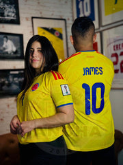 CAMISETA COLOMBIA LOCAL CON PARCHES 2026