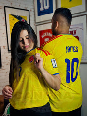 CAMISETA COLOMBIA LOCAL CON PARCHES 2026