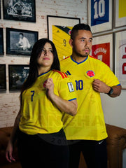 CAMISETA COLOMBIA LOCAL CON PARCHES 2026