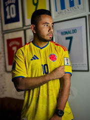 CAMISETA COLOMBIA LOCAL CON PARCHES 2026