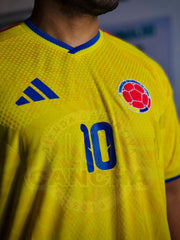 CAMISETA COLOMBIA LOCAL CON PARCHES 2026