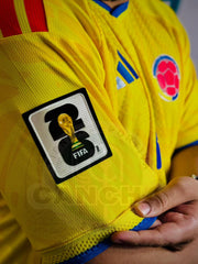 CAMISETA COLOMBIA LOCAL CON PARCHES 2026