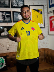 CAMISETA COLOMBIA LOCAL CON PARCHES 2026