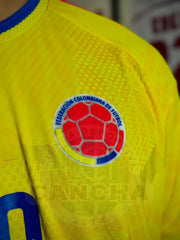 CAMISETA COLOMBIA LOCAL CON PARCHES 2026