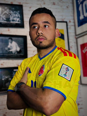 CAMISETA COLOMBIA LOCAL CON PARCHES 2026