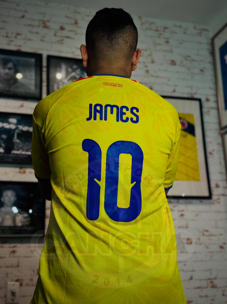 CAMISETA COLOMBIA LOCAL CON PARCHES 2026