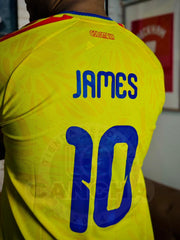 CAMISETA COLOMBIA LOCAL CON PARCHES 2026