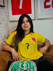 CAMISETA COLOMBIA LOCAL CON PARCHES 2026