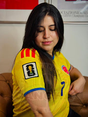 CAMISETA COLOMBIA LOCAL CON PARCHES 2026