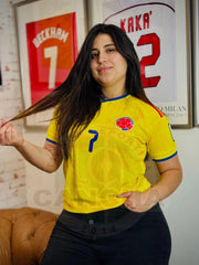 CAMISETA COLOMBIA LOCAL CON PARCHES 2026