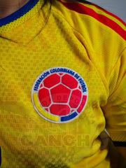 CAMISETA COLOMBIA LOCAL CON PARCHES 2026