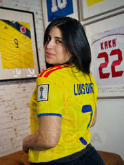 CAMISETA COLOMBIA LOCAL CON PARCHES 2026