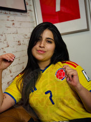 CAMISETA COLOMBIA LOCAL CON PARCHES 2026