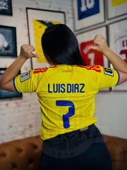 CAMISETA COLOMBIA LOCAL CON PARCHES 2026