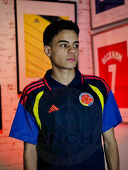 SELECCION COLOMBIA TIPO POLO AZUL 2026