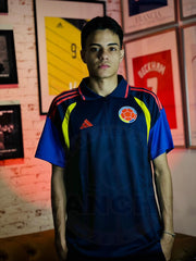 SELECCION COLOMBIA TIPO POLO AZUL 2026
