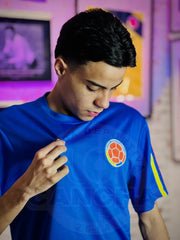 CAMISETA SELECCION COLOMBIA DNA AZUL 2026