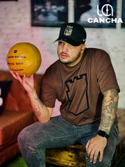 CAMISETA ATLETICO NACIONAL CONTORNO DE ESCUDO (CAFÉ)