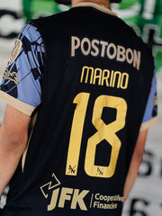 CAMISETA ATLETICO NACIONAL VISITANTE PARCHES LIBERTADORES CON ESCUDO 3D 2025